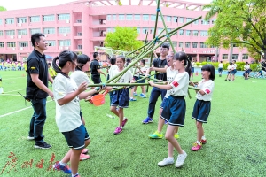 孩子们用竹子搭起了投石器