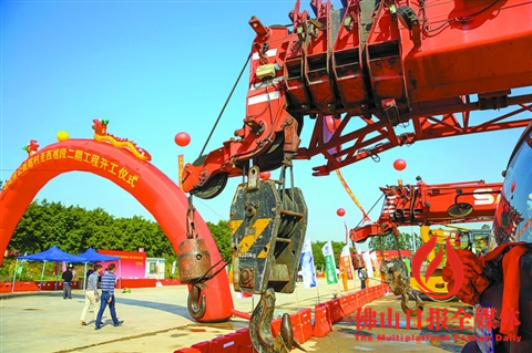10月31日，广明高速陈村至西樵段二期工程动工，各种大型机械准备就绪。/佛山日报记者邓活生摄