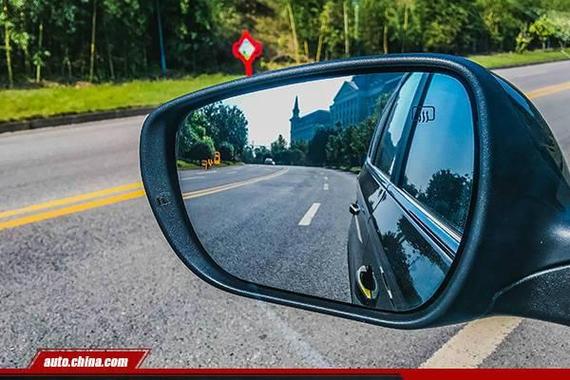 BSD盲区监测系统在行驶中可实时实时监控后方及两侧环境，及时通过外后视镜上的标识提醒驾驶者，大幅提升行车安全性。