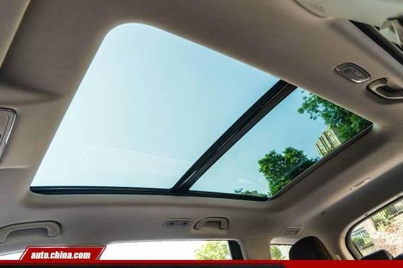 1.18平米星空全景天窗，采用著名的伟巴斯特车顶系统，换气通风效果很好；天窗遮光率高达98%，并可阻挡97%的紫外线。