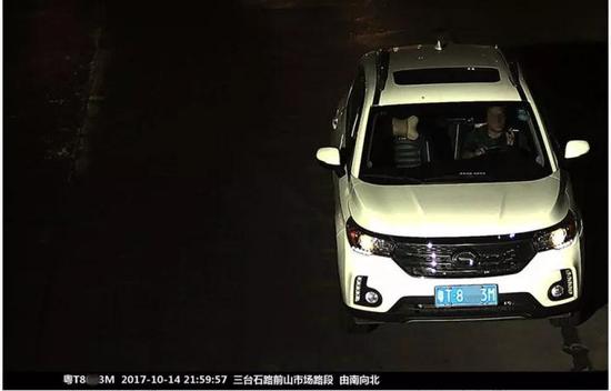边开车边吸烟