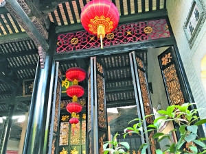 透过屏门,院内建筑若隐若现,构成一幅“犹抱琵琶半遮面”的佳景
