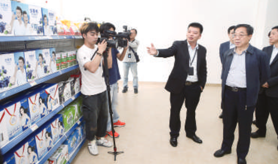 宫蒲光（右二）到善耆养老家园调研，了解养老家园里的老人超市。/珠江商报记者朱德文摄