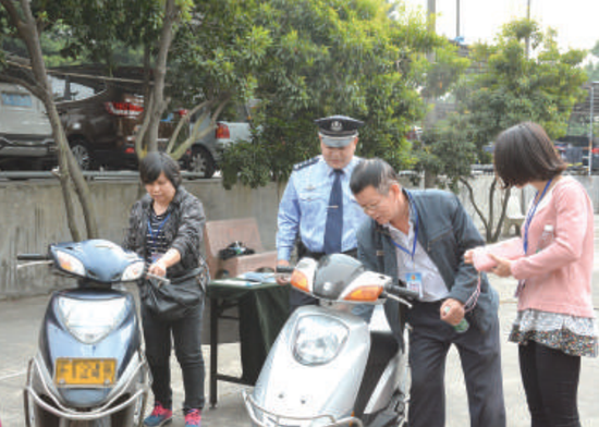 事主高兴地从杏坛民警手中领回被盗的摩托车。/杏坛警方供图