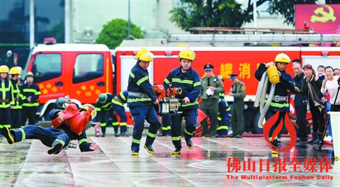 　　天任车厂队正进行手抬机动泵灭火操比赛，竞争激烈，一队员不慎滑倒后马上爬起继续比赛。 /佛山日报记者邓活生摄