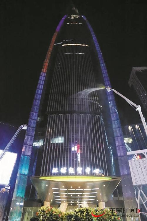 环球经贸中心高层建筑灭火救援演练 市消防局供图