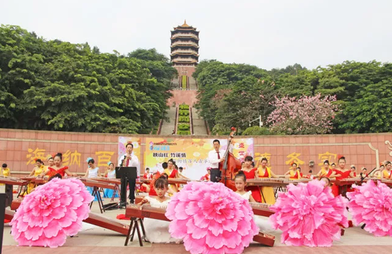 百人古筝表演秀在福神岗公园举行