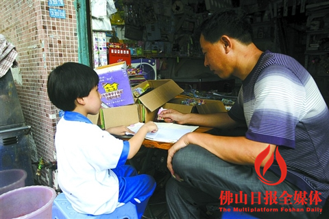孩子放学后做作业,家长陪同在旁,不时进行指导。 /佛山日报记者王伟楠摄(资料图片)