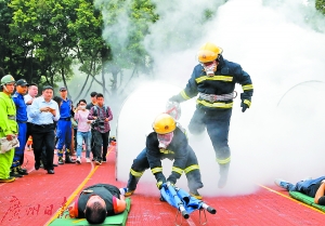 消防员在“火场”比拼救人技巧。广州日报全媒体记者王燕 摄