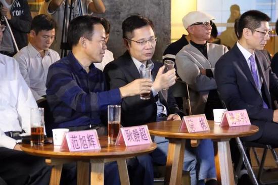 广东广播电视台副台长杨卓兴(左2)与广东省供销社副主任陈栋(左1),展望广宽的合作前景