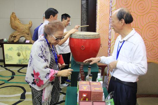来自法国的潮籍华侨黄惠香(左)对家乡的文化赞不绝口