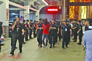 民警把犯罪嫌疑人带走