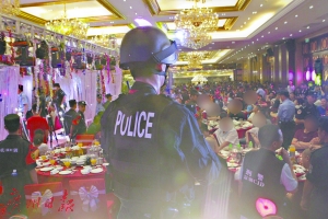 公安民警控制婚宴现场