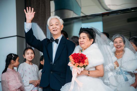 广州人的金婚故事:爱情就是牵着你走过人生六