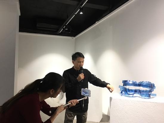 吴德灏在开幕式上介绍作品