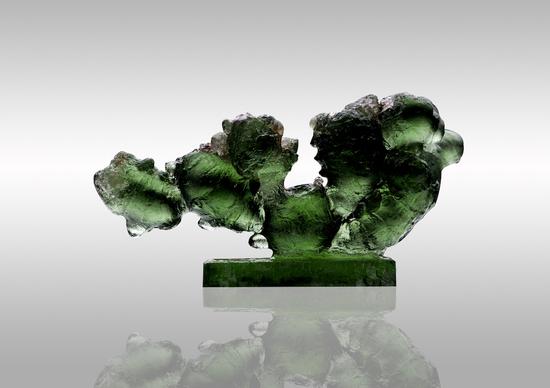 吴德灏《枯山石》尺寸：18×12×10cm 材质：玻璃 2012年（入选2012国际新玻璃艺术展）