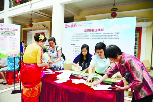 市民在“合理膳食”展位咨询。