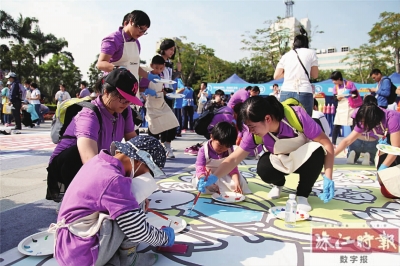 在映月湖公园活动现场，市民现场绘制长幅油画，描绘多姿多彩的健康幸福生活。珠江时报记者/刘贝娜摄