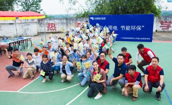 志愿者带领同学们在游戏中学习用电知识