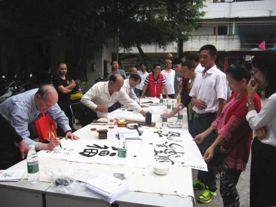 现场书画家为学生赠写十九大精神书画作品。