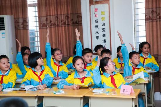 学生纷纷举手抢答