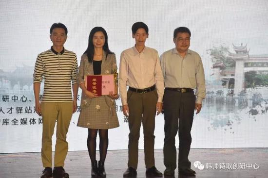 主奖颁奖仪式:黄景忠、王光明、陈广为冯娜颁奖