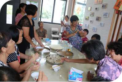 河村社区老年人举行季度团建活动