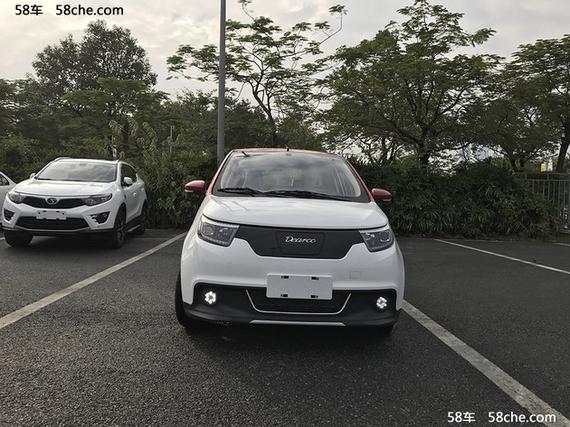 电咖·EV10的前脸造型比较硬朗,前格栅采用黑色密封设计并与前大灯相连,前大灯内部使用了透镜设计,前保险杠上还配有雾灯。