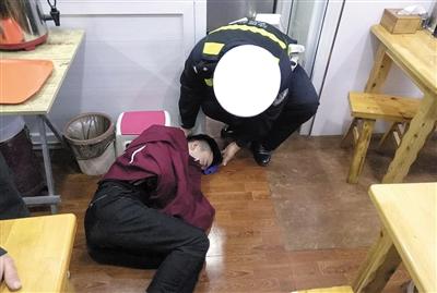 男子呼呼大睡，民警上前查看。 记者 甘侠义 摄