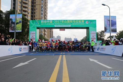 图为选手起跑线瞬间。新华网王钒 摄