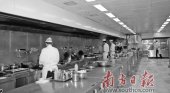 湛江市食药监局大力推行餐厅“明厨亮灶”。吴文婷 摄