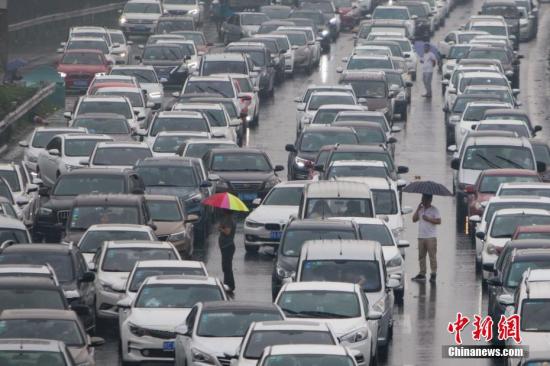 资料图：高速公路上大量车辆拥堵。中新社记者 泱波 摄
