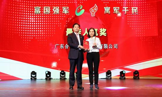 参会领导和嘉宾为三等奖颁奖