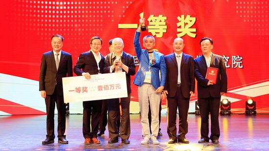 参会领导和嘉宾为一等奖颁奖