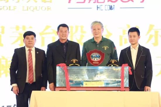 徐增平主席赠送辽宁舰航母模型祝贺高尔夫酒东莞观澜湖品鉴中心开业