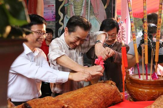 主祭敬酒之后，接着就是拜华光祈福第三步：开奉金猪