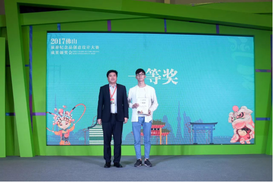蒋庆局长为获奖者颁发获奖证书和奖金