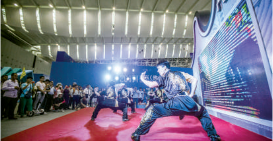 广佛馆的舞台武术演出吸引了市民驻足观看