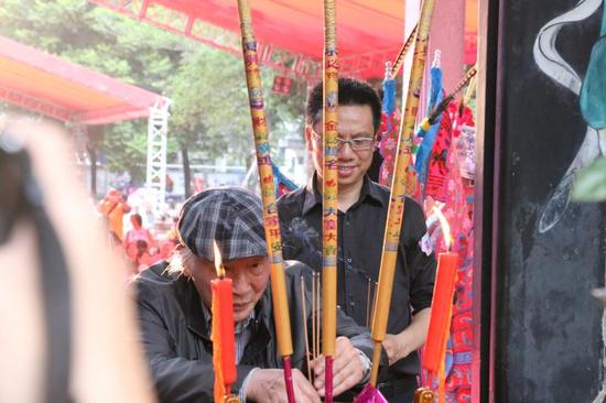 拜华光祈福第二步：主祭上香