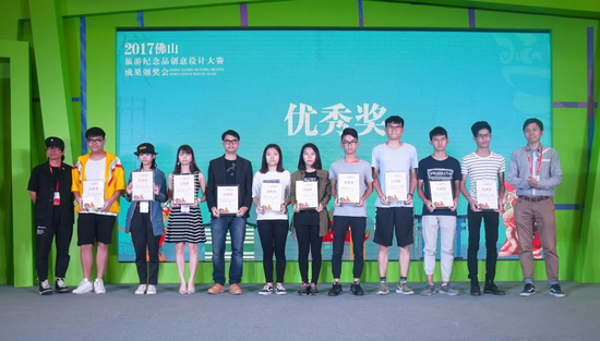 领导嘉宾为获奖者代表颁发获奖证书和奖金