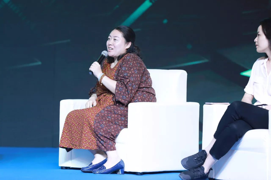 企鹅影视天机工作室总制片人刘荣在进行圆桌对话