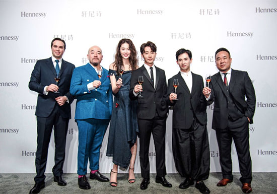 (左起)负责轩尼诗中国商业发展的Roch Hennessy,香港著名填词人Wyman黄伟文,超模陈碧舸,当红影视演员、轩尼诗品牌挚友黄轩,中国顶级舞者黄豆豆与轩尼诗V.S.O.P及轩尼诗新点品牌总监Mr。 Timothy Cheng共同庆贺展览开幕。