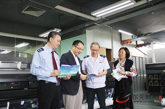 东莞市地税局莞城分局工作人员到玉兰集团宣传环保税政策知识(记者 郑志波 摄)