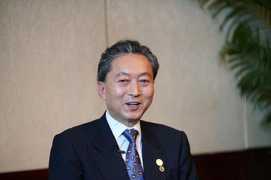 国际菁英会永远共同会长、日本前首相鸠山友纪夫胸前别着的孙中山像胸针