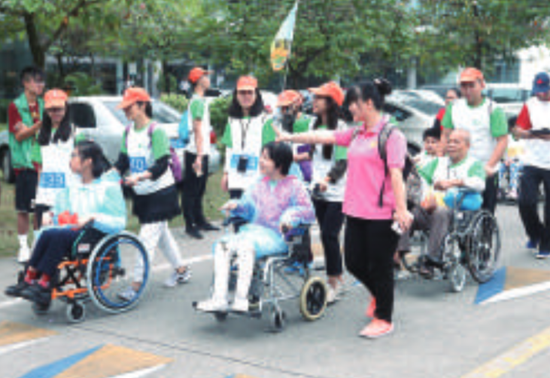 残疾人走出家门，参与体育活动。/珠江商报记者朱德文摄