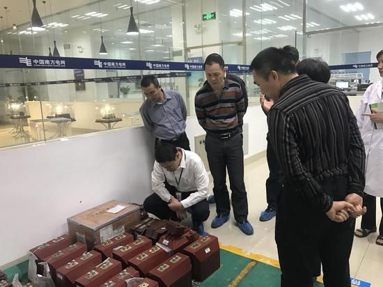 计量中心陈海登主任带领考评专家组参观检定实验室
