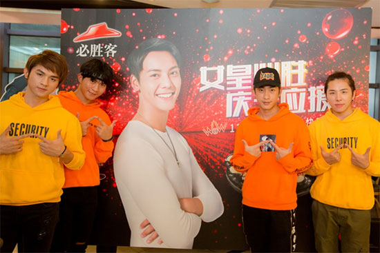 粉丝和KOL自创W手势舞一起致敬陈伟霆