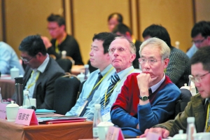 论坛嘉宾全神贯注地倾听演讲