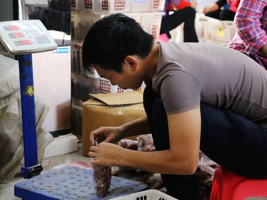 小林正不紧不慢地对柿饼进行称量、打包,并通过电商渠道销往各地。
