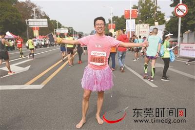 赤脚跑者苏德坤3小时51分跑完全马（记者 陈栋 摄）